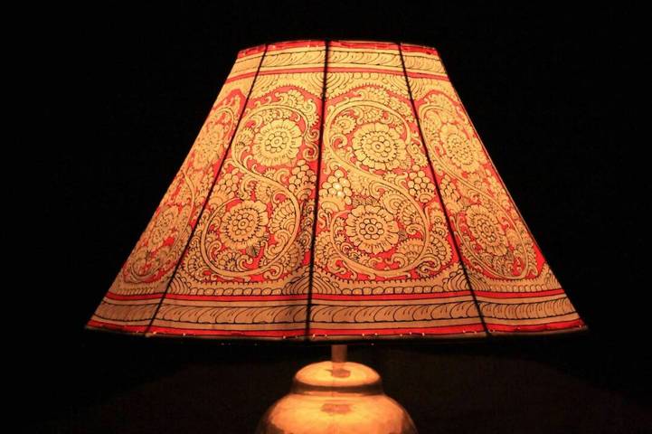Lamp shade with sree