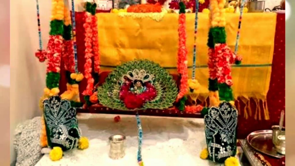 decorate the hindola on Janmashtami mylargebox