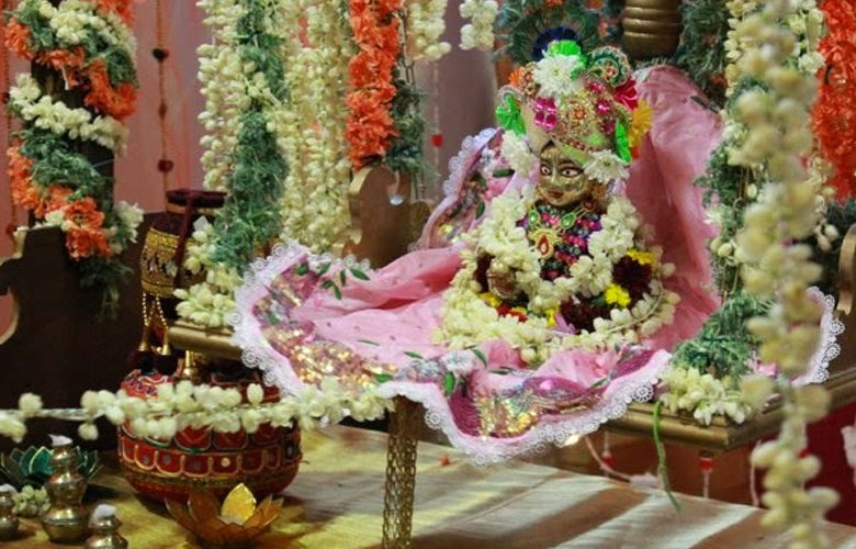 Ladoo Gopal swing like this at home, take a lot of ideas from here