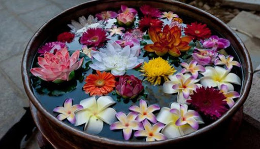 Bowl filled with water main door feng shui