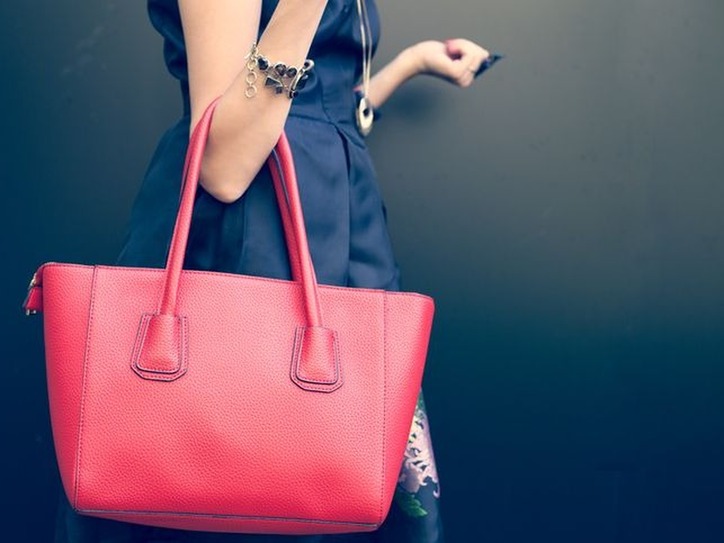 heavy handbags for women health