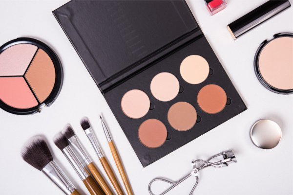 Buy these 8 branded makeup products for just Rs 1000 for your makeup kit