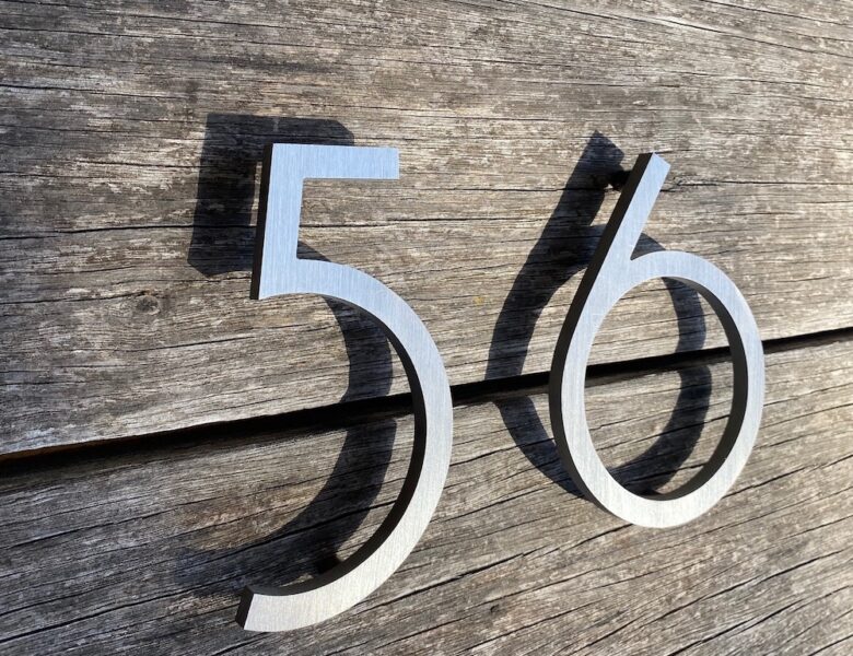 Floating house numbers vs flush mounted house numbers. What’s the difference?