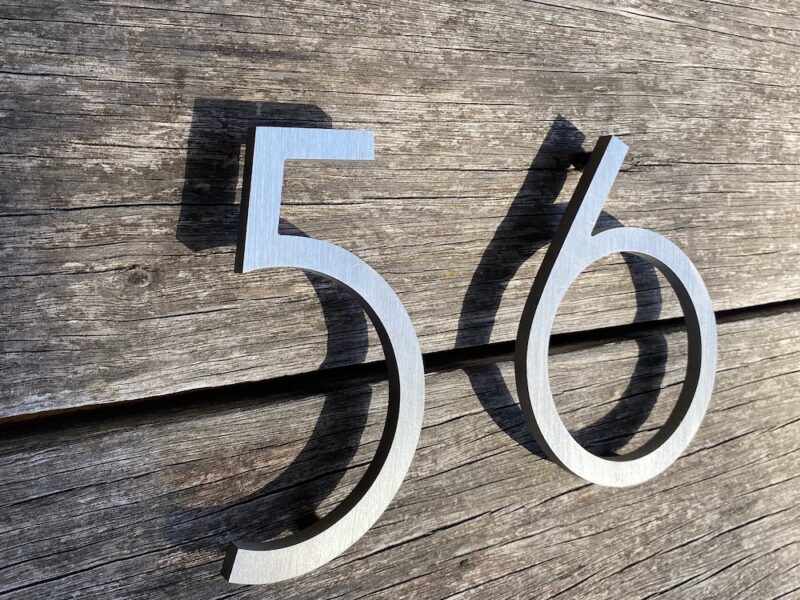 Floating house numbers vs flush mounted house numbers. What’s the difference?