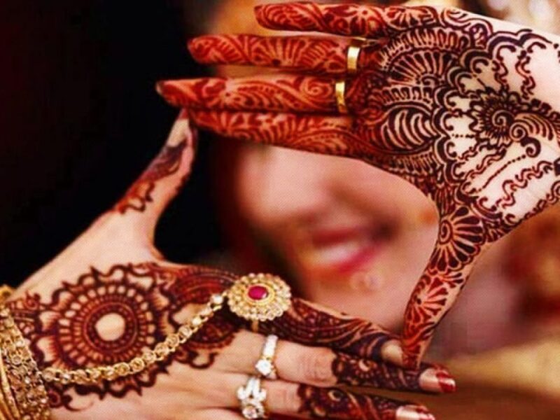 Apply Sajna’s mehndi to your hands, and the newest designs will make them seem stunning.