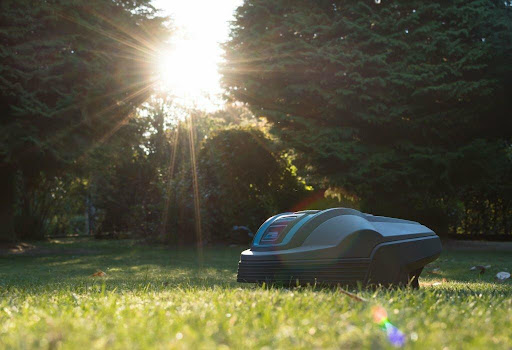 The Emergence of Solar-Powered Automatic Lawn Mowers