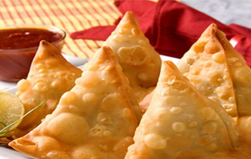 If you want to eat delicious samosas in Delhi, then visit these places